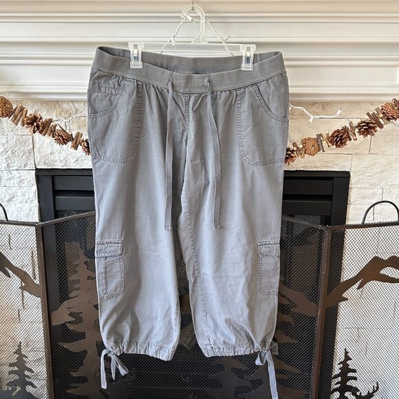 LIZ LANGE- Maternity Gray Cargo Capri's Size Large - Picture 4 of 12